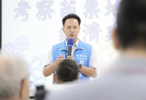 ▲第11屆立法委員選舉到來，由國民黨候選人邱鎮軍及無黨籍候選人曾玟學對決，稍早邱鎮軍已自行宣布當選。（圖／取自邱鎮軍臉書）