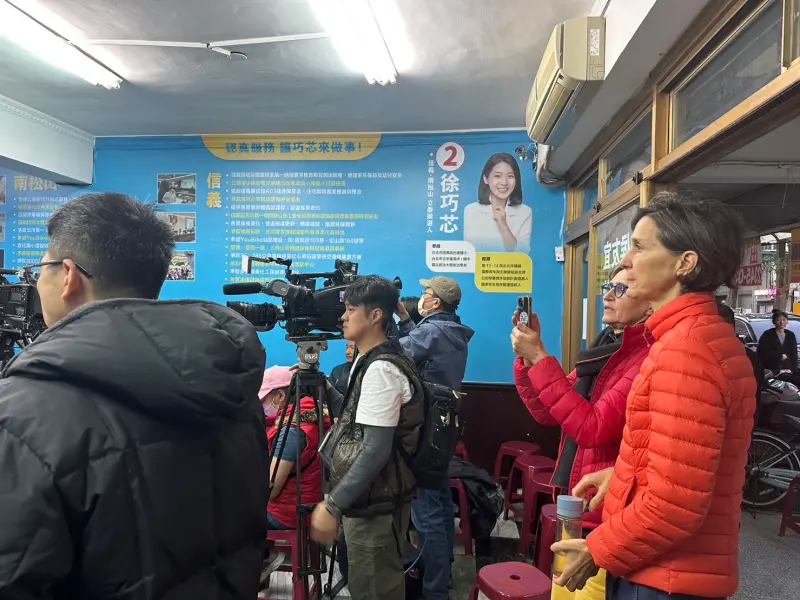 ▲外國民眾到徐巧芯的競選辦公室關心台灣的選戰。(圖/記者黃禹馨攝)