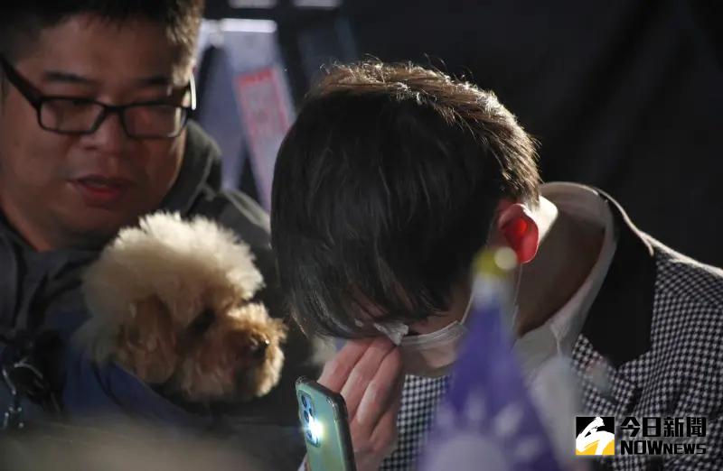 ▲台下柯文哲支持者難掩失望落淚。(圖/記者陳明中攝,2024.01.13)