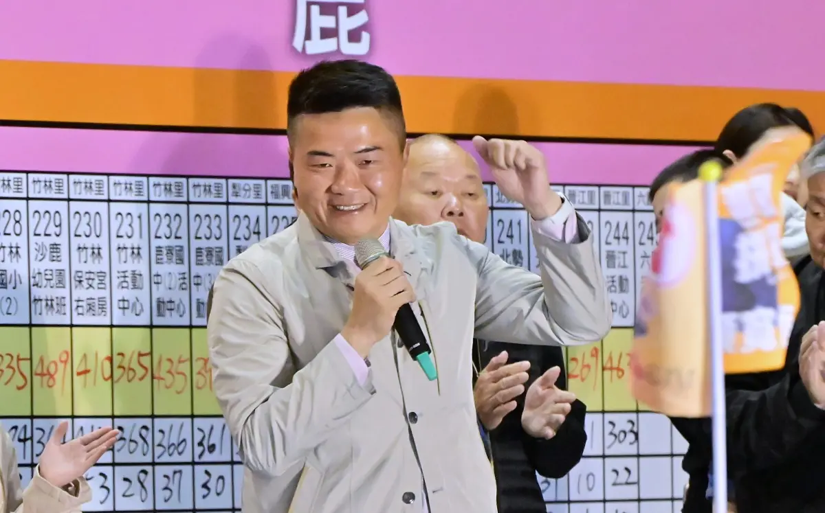 ▲顏寬恒勝選後上台接受支持者歡呼，勝利喜悅寫在臉上。（圖／記者顏幸如攝，2024.01.13）
