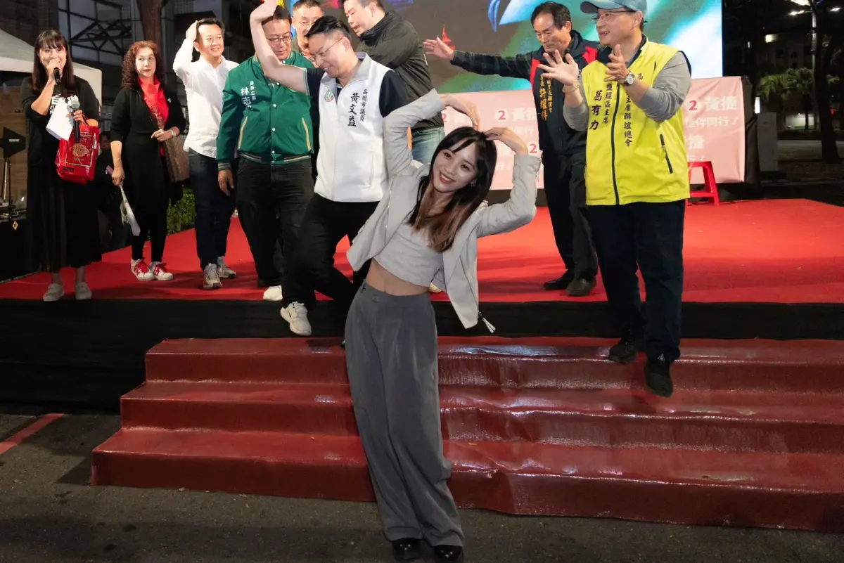 ▲黃捷順利當選立委，開心的對支持民眾比愛心。（圖／黃捷競總提供）