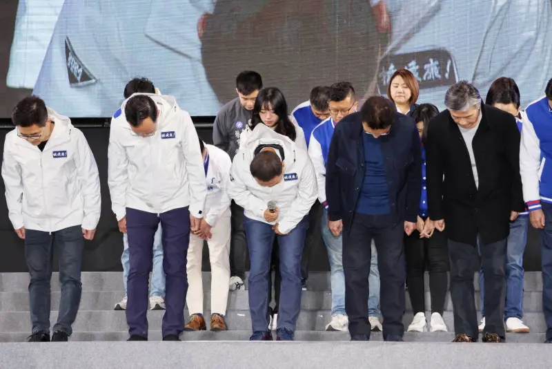 ▲侯友宜向支持者鞠躬致歉、致謝。(圖/記者葉志明攝,2024.01.13)