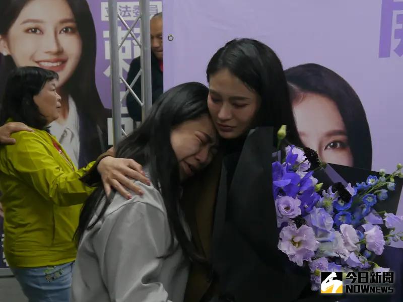 ▲賴品妤競選連任立委失利,女性支持者獻花靠胸痛哭。(圖 /NOWnews資料照)