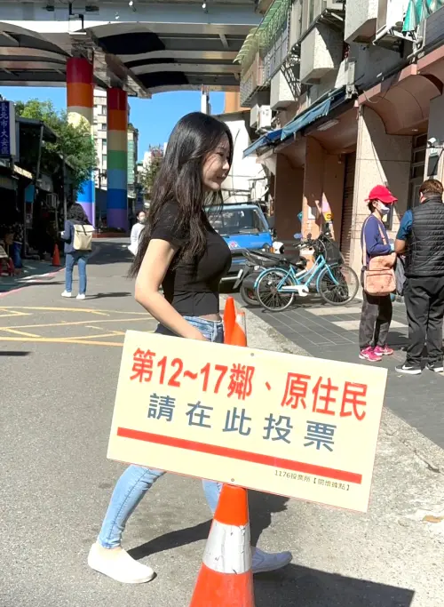 ▲安晨妤趕回台灣投票，火辣穿搭成為注目焦點。（圖／固力狗提供）