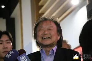 焦糖哥哥陳嘉行現身道賀!王世堅樂抱小孩 支持者當面模仿金句
