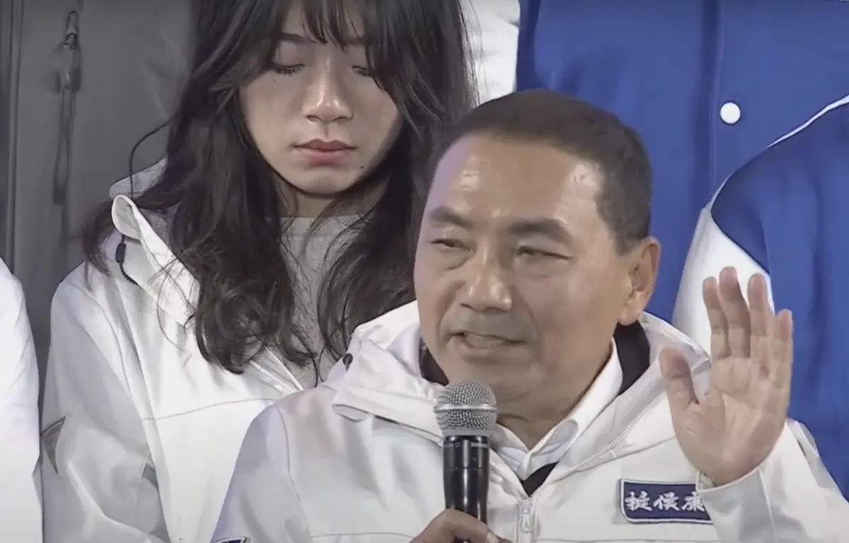 ▲侯友宜發表敗選感言，現場氣氛感傷，但眼尖的網友發現，有名甜美正妹站在侯友宜後方默默哭泣，讓眾人瘋狂洗版問「後面的女生是誰？」（圖／翻攝自「NOWnews」YT）