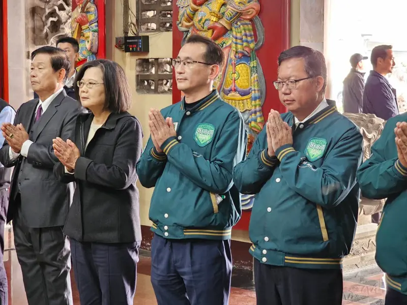 ▲總統蔡英文及前市長鄭文燦高頻率回桃園防守，圖為兩人在德林寺為現任立委鄭運鵬祈福。（圖／資料照片）