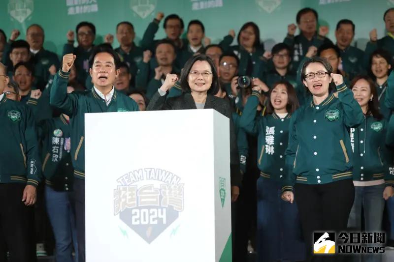 ▲賴清德（左）、蕭美琴（右）當選正副總統，順利從蔡英文（中）手中接下執政權。（圖／NOWnews攝影中心）