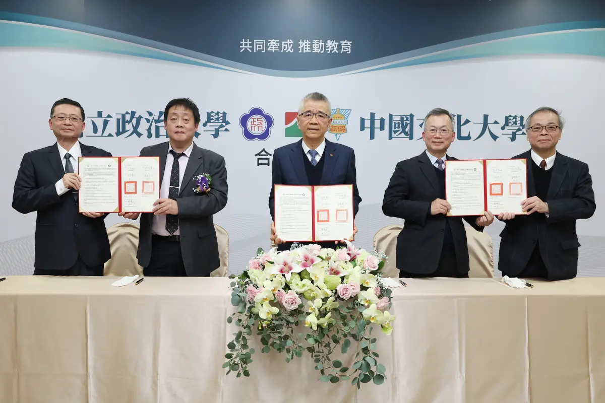 ▲信義企業集團創辦人周俊吉（中）與中國文化大學、政治大學三方簽約合作授課。（圖／資料照片）