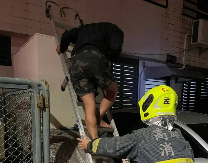 ▲14日凌晨3時許，高雄市大社區中華路某公寓出租套房，4樓突然發生火警，屋內的53歲潘姓男子，緊急從陽台爬梯逃生。（圖／翻攝畫面）