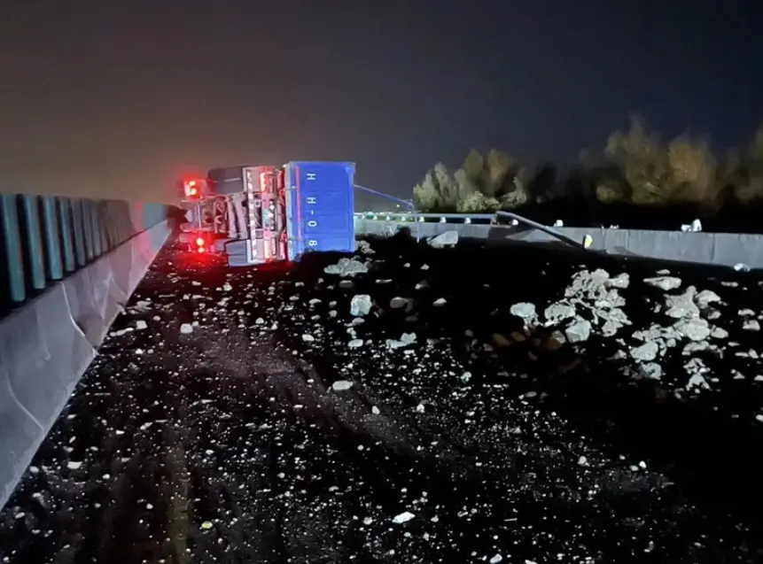 ▲14日清晨，一台砂石車行經台61線南下163公里伸港路段，疑因路面高低差造成翻車，造成南下全線封閉。（圖／翻攝畫面）