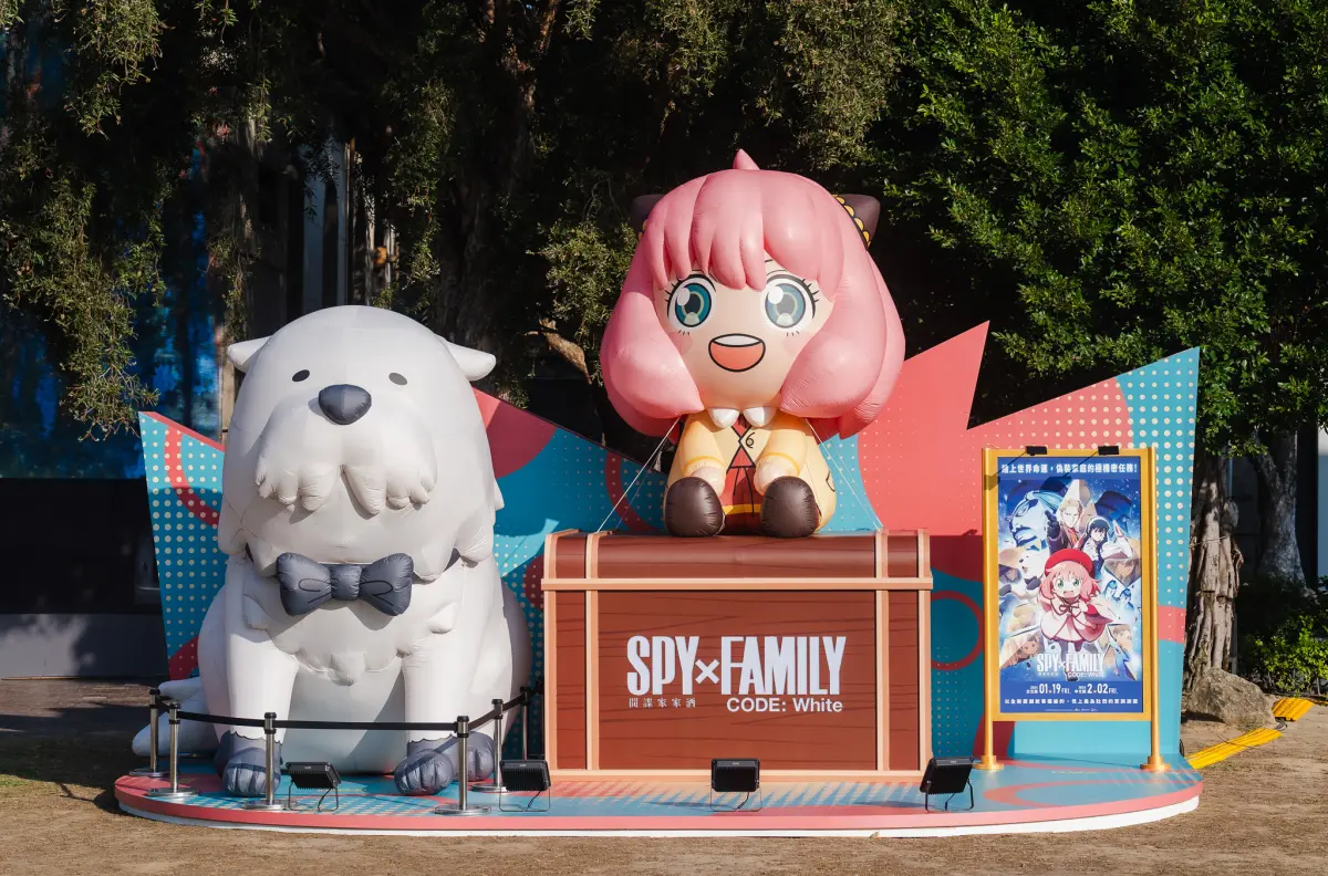 ▲「SPY×FAMILY間諜家家酒」推出全新原創故事劇場版，華山文創園區也展出全長7.5米、包含安尼亞在內的造景。（圖／木棉花提供）