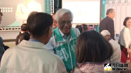 ▲雖然選舉結果不如預期,郭倍宏在支持者一片掌聲現身後援總會總部,也一如每場造勢活動般的一一與每位支持者逐一握手致意。(圖/記者郭凱杰 ▲雖然選舉結果不如預期,郭倍宏在支持者一片掌聲現身後援總會總部,也一如每場造勢活動般的一一與每位支持者逐一握手致意。(圖/記者郭凱杰