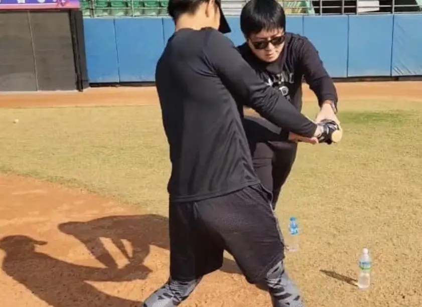 ▲林威助現身台灣體大！與日職樂天育成選手和永田颯太郎切磋球技。（圖／取自林威助Fans臉書）