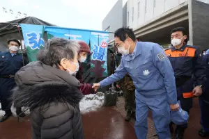 日本石川強震兩週　岸田首入災區探視避難民眾
