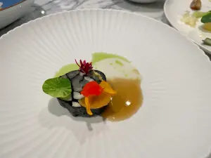 ▲冷前菜「馬賽克魚」，造型像極日本壽司卷。（圖／記者蕭涵云攝）