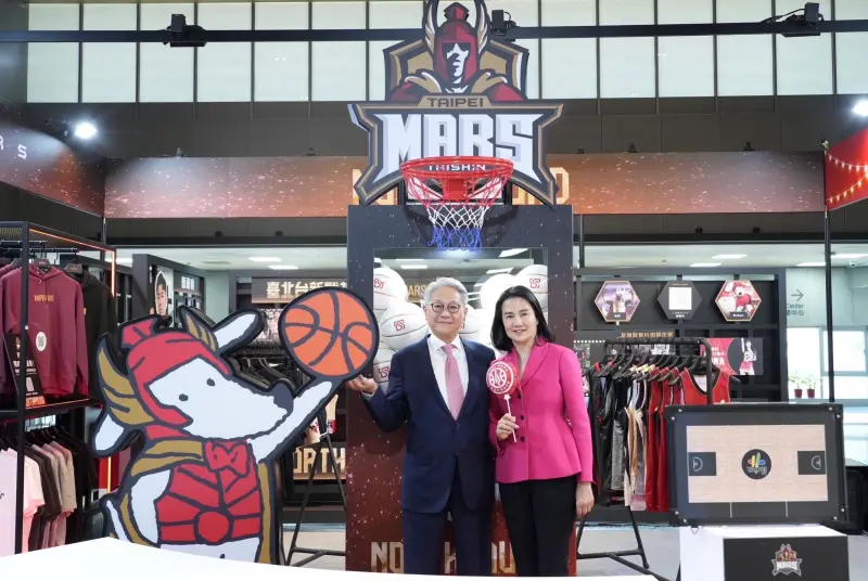 ▲台新金旺年會現場設置「台新戰神商品區」及「認真故事館」,董事長吳東亮與夫人彭雪芬參觀合影。(圖/台新金提供)