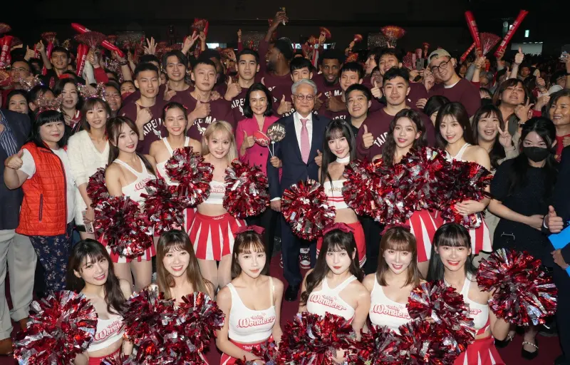 ▲台新金控董事長吳東亮、夫人彭雪芬與台北台新戰神職業籃球隊球員和Taishin Wonders啦啦隊合影。(圖/台新金提供)