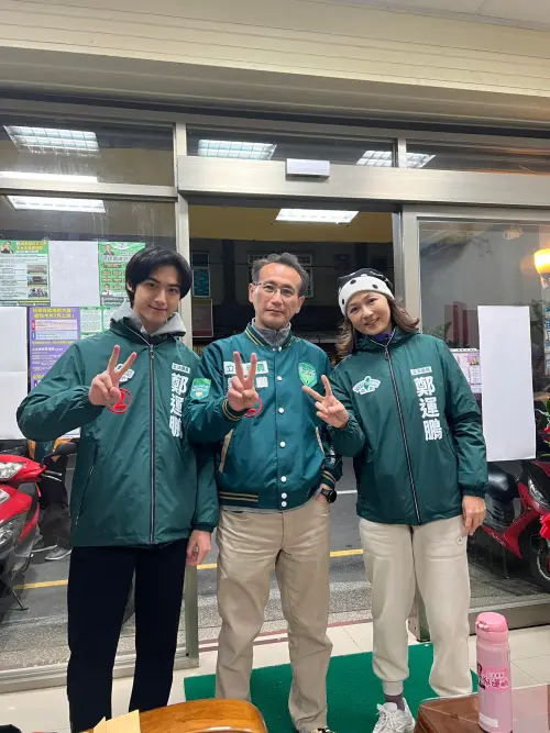 ▲▼鄭運鵬兒子德德(上下圖左一)顏值不低。(圖/翻攝自鄭運鵬臉書) ▲▼鄭運鵬兒子德德(上下圖左一)顏值不低。(圖/翻攝自鄭運鵬臉書)