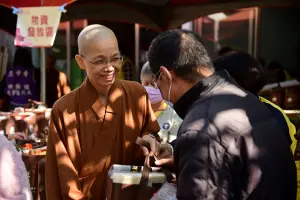 惠中寺寒冬送暖1200福田戶 覺居法師:願施者受者皆溫暖 ▲惠中寺覺居法師親手致贈愛心物資給福田戶,希望他們能過好年。(圖/惠中寺提供)