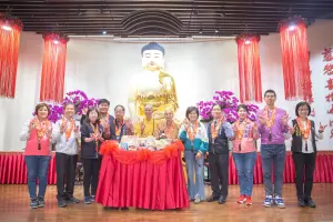 惠中寺寒冬送暖1200福田戶 覺居法師:願施者受者皆溫暖 ▲惠中寺寒冬送暖1200福田戶,每戶致贈關懷金及愛心物資10種,希望他們能過個好年。(圖/惠中寺提供)
