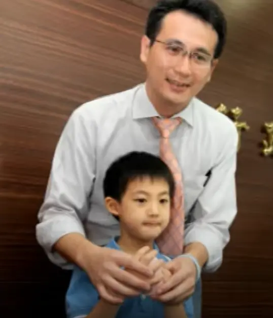 ▲▼鄭運鵬兒子德德小時候模樣。（圖／翻攝自衛生福利部疾病管制署YouTube）