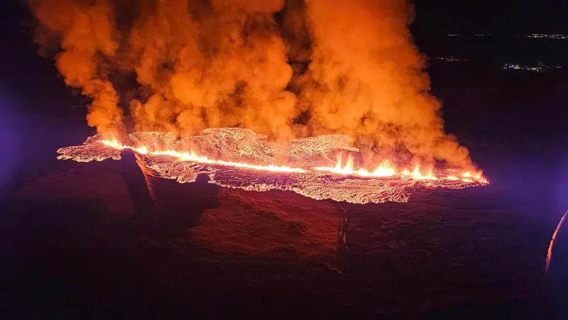 ▲冰島西南部雷克雅內斯半島（Reykjanes）一座火山今（14）日噴發，這是雷克雅內斯半島自2021年以來第5次發生火山噴發。（圖／翻攝自冰島總統的X）