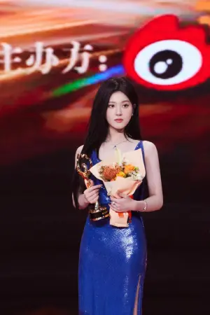 ▲趙露思走完紅毯後,換上另外一套水藍色禮服,展現完美腰身曲線。(圖/微博) ▲趙露思走完紅毯後,換上另外一套水藍色禮服,展現完美腰身曲線。(圖/微博)