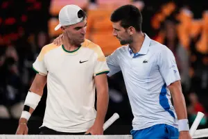 ▲世界排名178名的克羅埃西亞選手Dino Prizmic（左），帶給Novak Djokovic很大的麻煩。（圖／美聯社／達志影像）