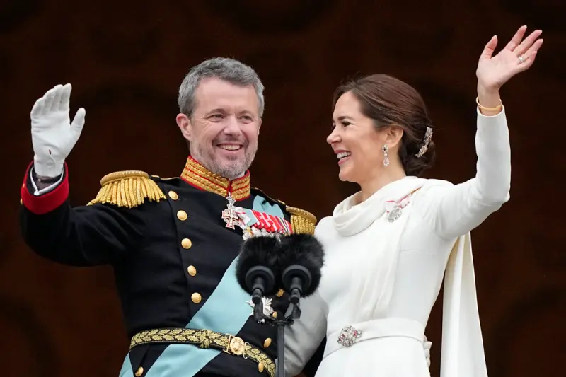 ▲丹麥女王瑪格麗特二世（Queen Margrethe II）今天退位，兒子暨王儲繼位成為丹麥國王佛瑞德里克十世（Frederik X），右邊為丹麥新任王后。（圖／美聯社／達志影像）
