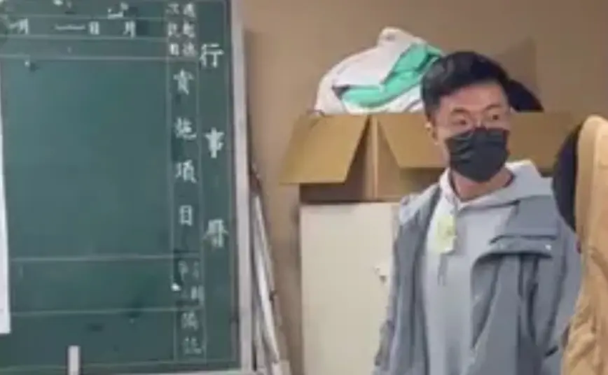 ▲YouTuber黃大謙低調擔任選務人員，被民眾巧遇拍下。（圖/Dcard）