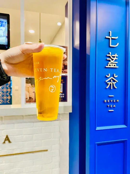 星巴克11款「買一送一」今起喝三天!星冰樂、冷萃咖啡都砍半價 ▲七盞茶1月15日至1月17日連續3天,限定山萃烏龍、七盞紅萃「買一送一」。(圖/記者蕭涵云攝)