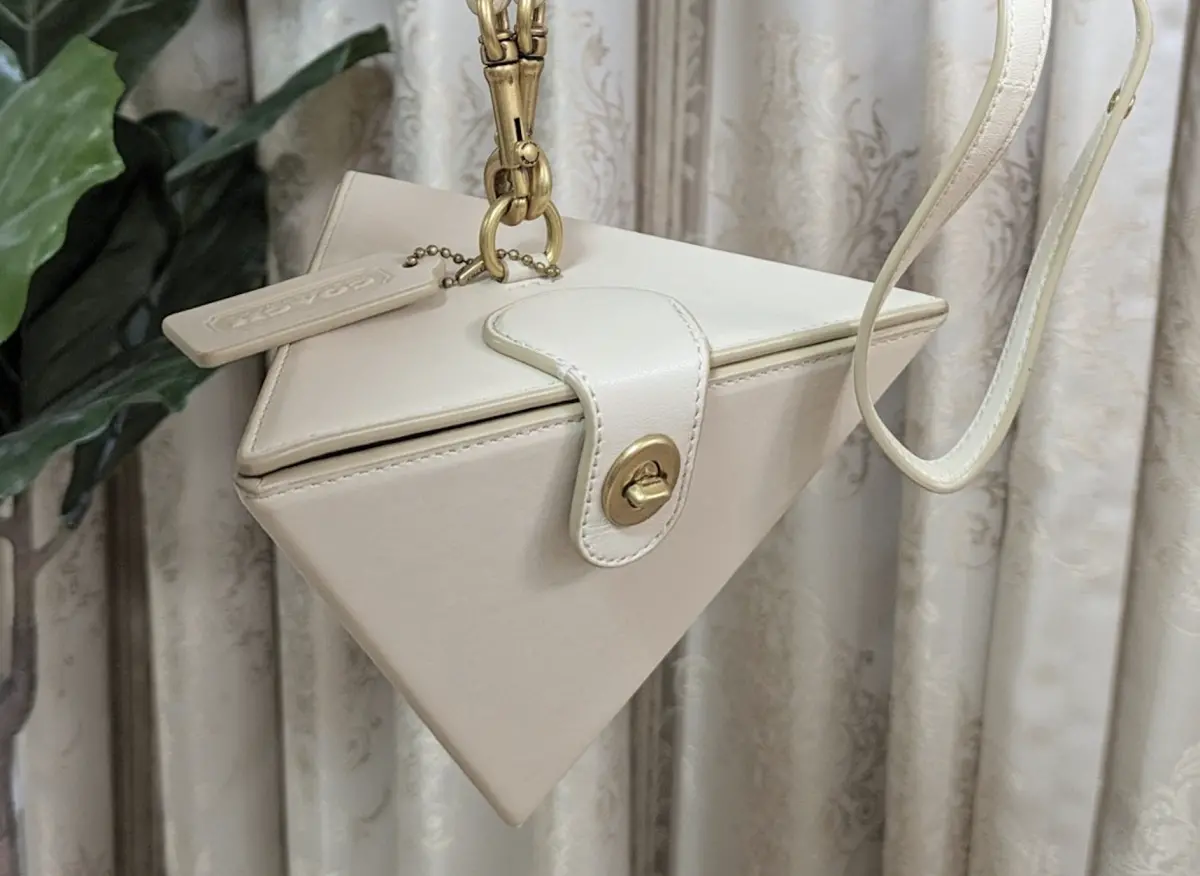 ▲日本一名網友花6.8萬元日幣購買COACH福袋，並公布開箱結果，竟是一個立體三角形狀的包包，神似知名動漫《遊戲王》中「千年積木」。（圖／翻攝自X）