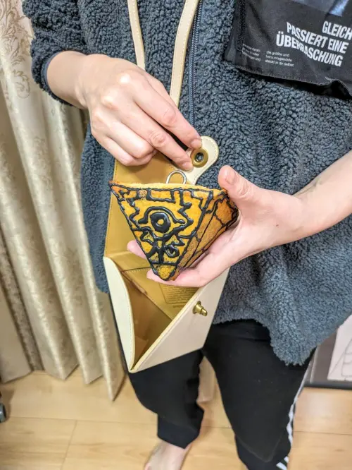 ▲日本一名網友花6.8萬元日幣購買COACH福袋，並公布開箱結果，竟是一個立體三角形狀的包包，神似知名動漫《遊戲王》中「千年積木」。（圖／翻攝自X）