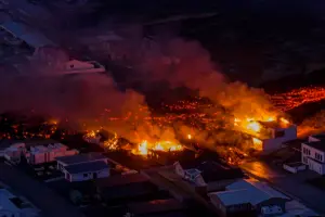 冰島火山又噴發！熔岩「突破防禦」流入漁村　房屋燒毀、羊群待救
