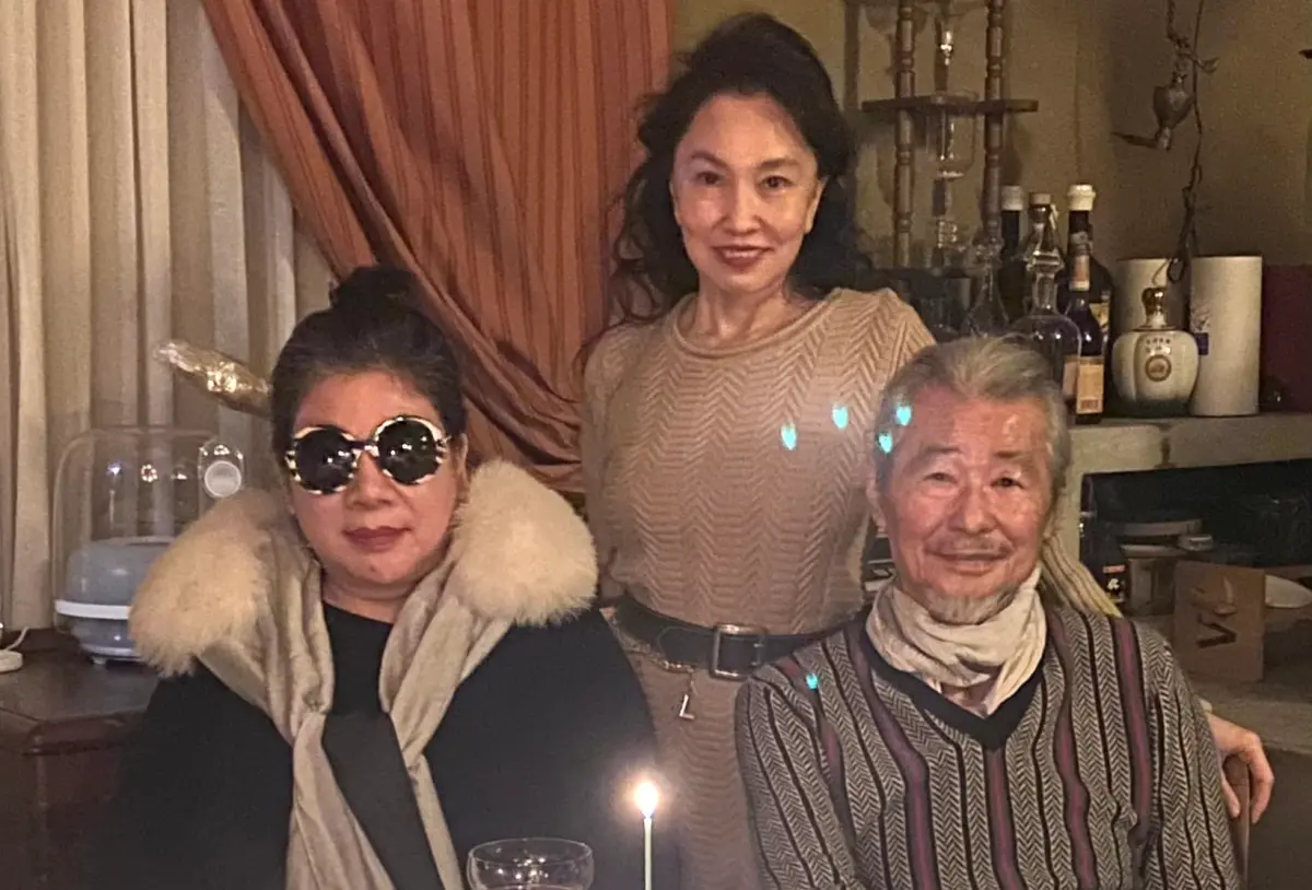 ▲陳文茜（左）前年和施明德（右）一家共度感恩節，交情相當深厚，她不捨好友癌逝，發表3千字長文哀悼。（圖／翻攝自施明德FB）