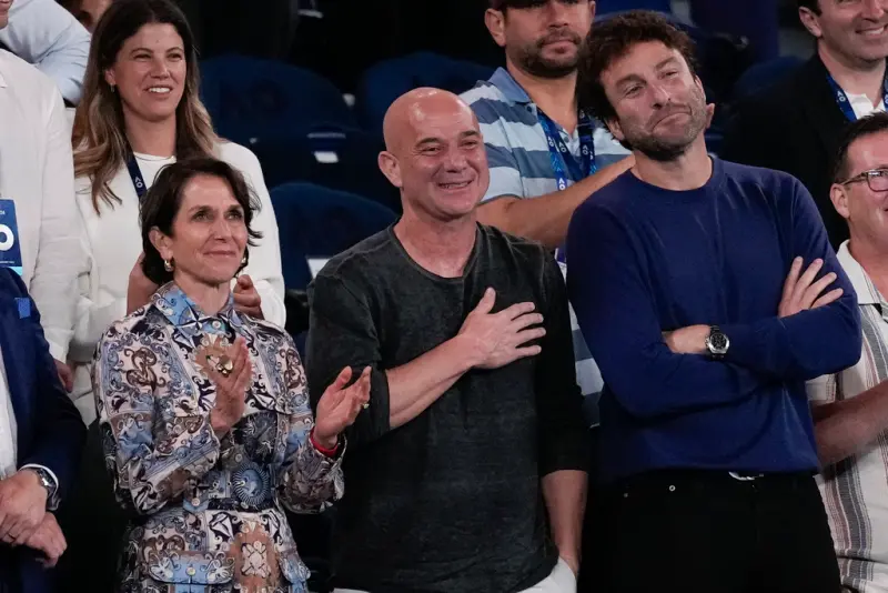 ▲Novak Djokovic與恩師Andre Agassi相見歡，並且兩人都在澳網相見。（圖／美聯社／達志影像）