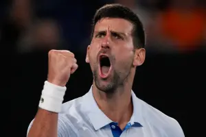 ▲Novak Djokovic與恩師Andre Agassi相見歡，並且兩人都在澳網奪冠過。（圖／美聯社／達志影像）