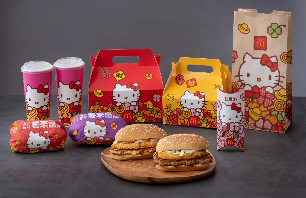 ▲2024麥當勞新春「金迎招財薯來堡」1月17日回歸開賣！龍年聯名Hello Kitty打造限定包裝超萌拜年，紅豆派、阿里山雲霧單品咖啡也回歸，「買一送一」等吃貨資訊一次整理。（圖／台灣麥當勞提供）