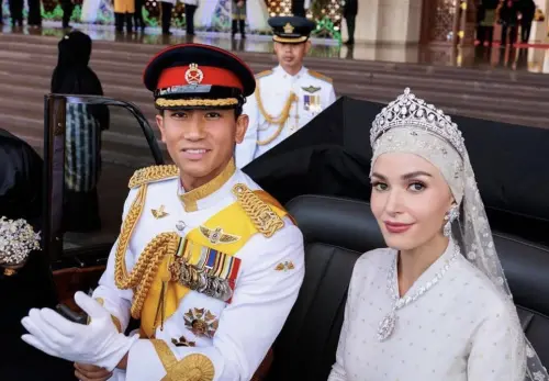 ▲亞洲最帥王子的汶萊王子阿布杜馬丁與妻子乘坐勞斯萊斯，進行婚禮遊行。（圖／翻攝自X）