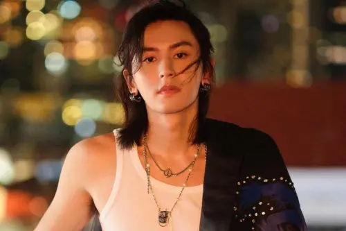 ▲張哲瀚遭中國封殺後往海外發展，音樂做品稱霸各地平台，還曾趁勢推出寫真集。（圖／摘自張哲瀚IG）