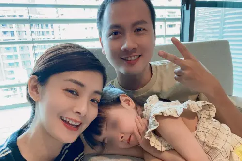 ▲夏如芝（左）3歲愛女到目的地鬧脾氣爆哭，夫妻倆決定植基回家：小孩的教育不能等。（圖／張捷臉書）