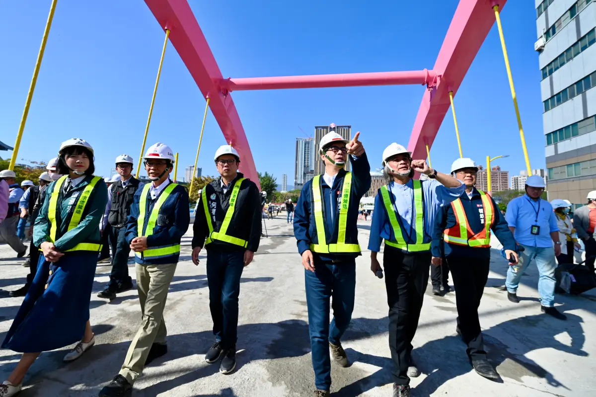 ▲市長陳其邁今天視察龍德新路工程時表示，預計月底就能完工通車，將有效紓解大順商圈車流。(圖／高市府提供)