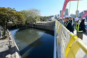 ▲陳其邁指出，新闢龍德新路南側道路可以分流博愛路車潮，市地重劃已順利動工，後續將有效紓解大順商圈車流。(圖／高市府提供)