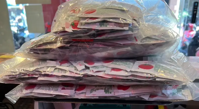 ▲新竹市的必勝客林森店被發現貯放逾期原料，遭地方衛生局開罰6萬元。（圖／食藥署提供）