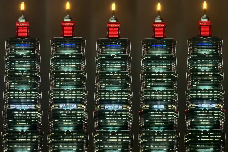 ▲地標台北101也在晚間6點30分時點燈，表達對施明德先生的悼念及對其一生奉獻台灣的精神致敬。（圖／取自台北101臉書）