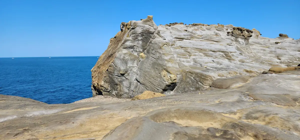 ▲網友陳小偉貼出斷鼻的象鼻岩照片，建議可以改名為「水豚君岩」。（圖 ／翻攝臉書「基隆人日常」）