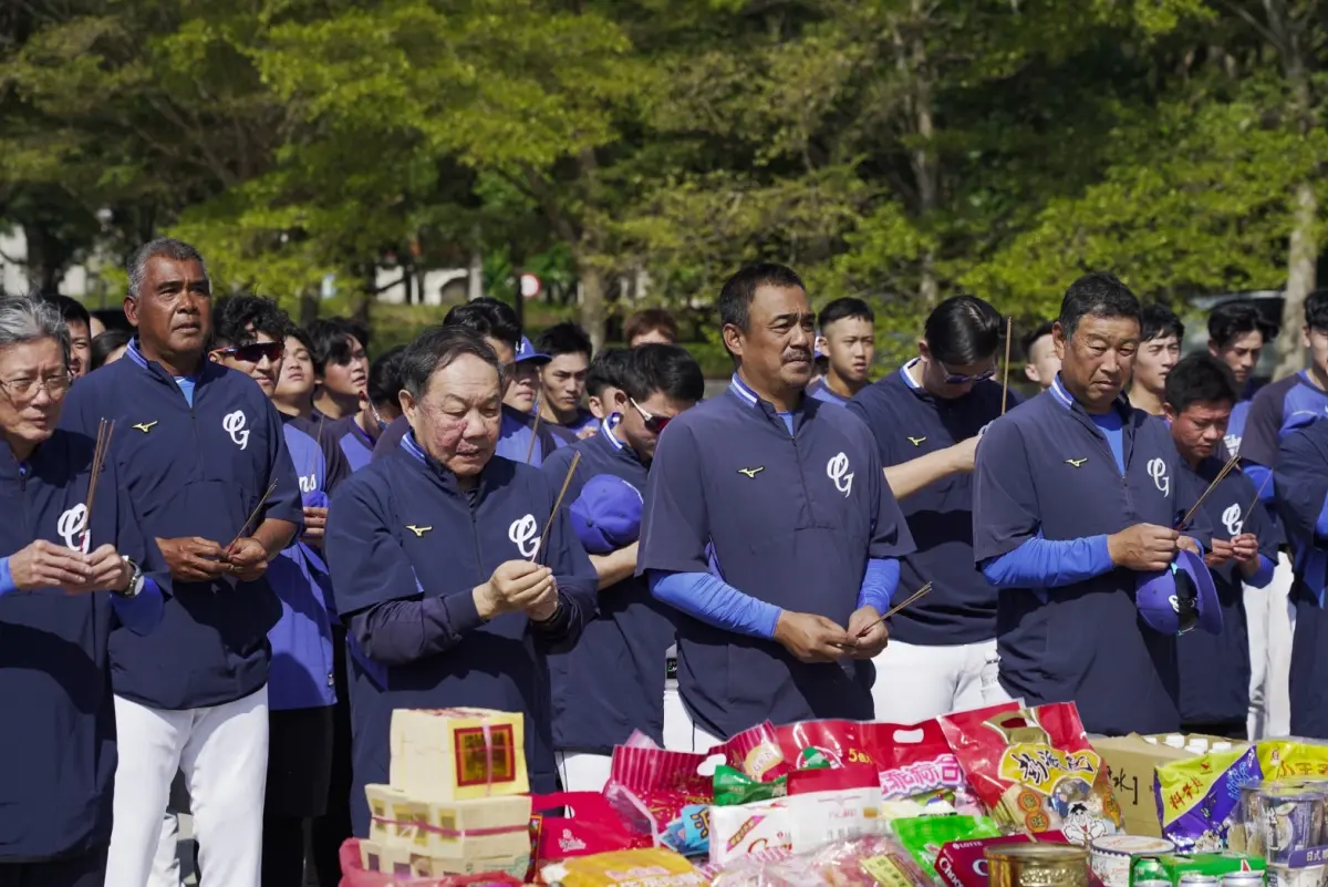 ▲富邦悍將春訓開訓，陳金鋒率領一軍，陳連宏臉色變超黑。（圖／富邦悍將提供）