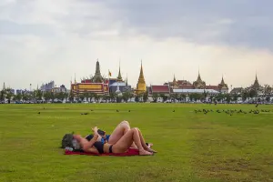 恐觸犯禁忌！外國遊客穿短褲在泰國古廟前　曬太陽引熱議
