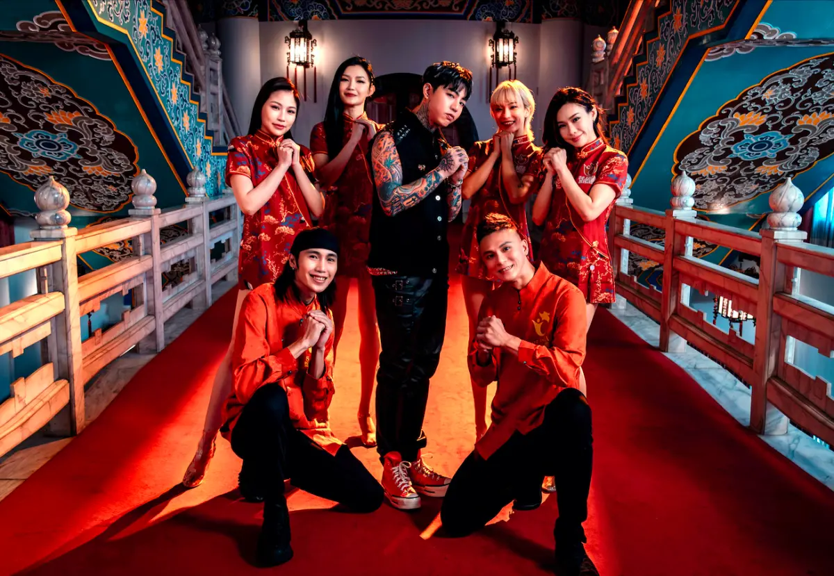 ▲謝和弦（中）推出新年歌曲〈Happy來過年〉，與穿著短旗袍的辣妹熱舞。（圖／馬槽音樂提供）